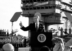 George W. Bush håller sitt tal på USS Abraham Lincoln 2003-05-01